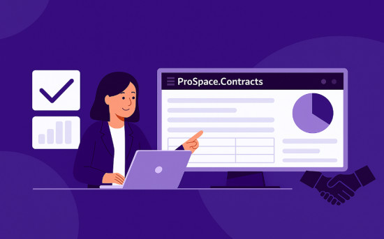 Трейд-маркетолог работает за ноутбуком в офисе, используя систему ProSpace