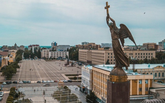 Монумент «Ангел-хранитель Града Креста» на Александровской площади в Ставрополе